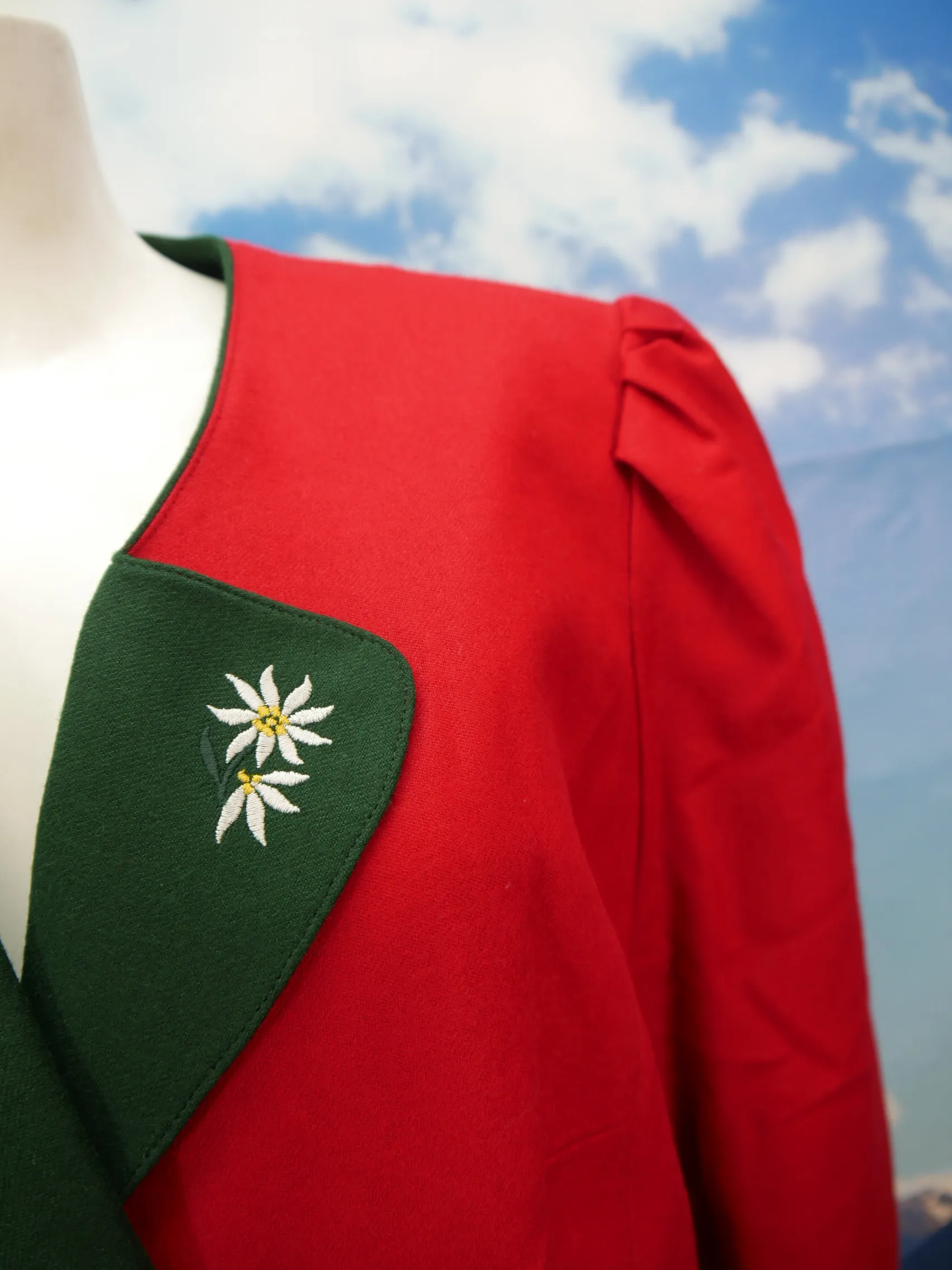 Neuwertig rot mit Edelweißstickerei süße Trachtenjacke Jacke Gr.46