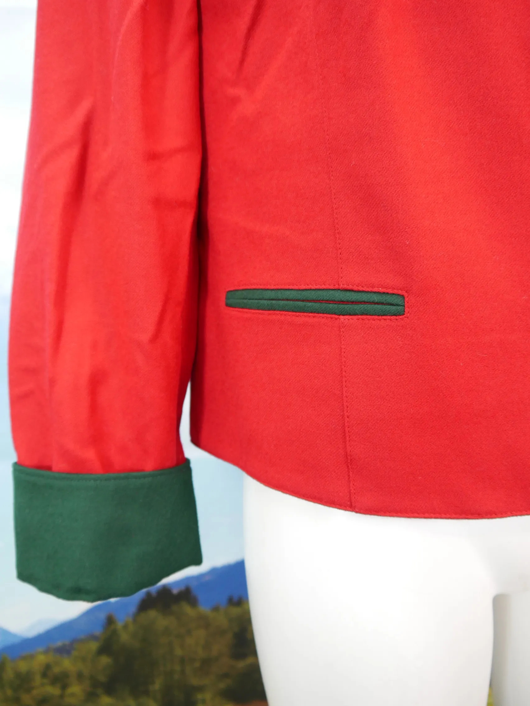 Neuwertig rot mit Edelweißstickerei süße Trachtenjacke Jacke Gr.46
